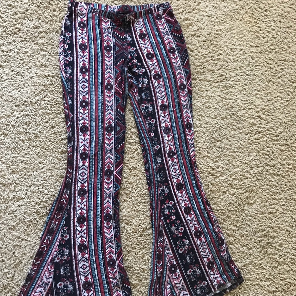 super comfy flare-out print pants! ❤️ // tilly’s